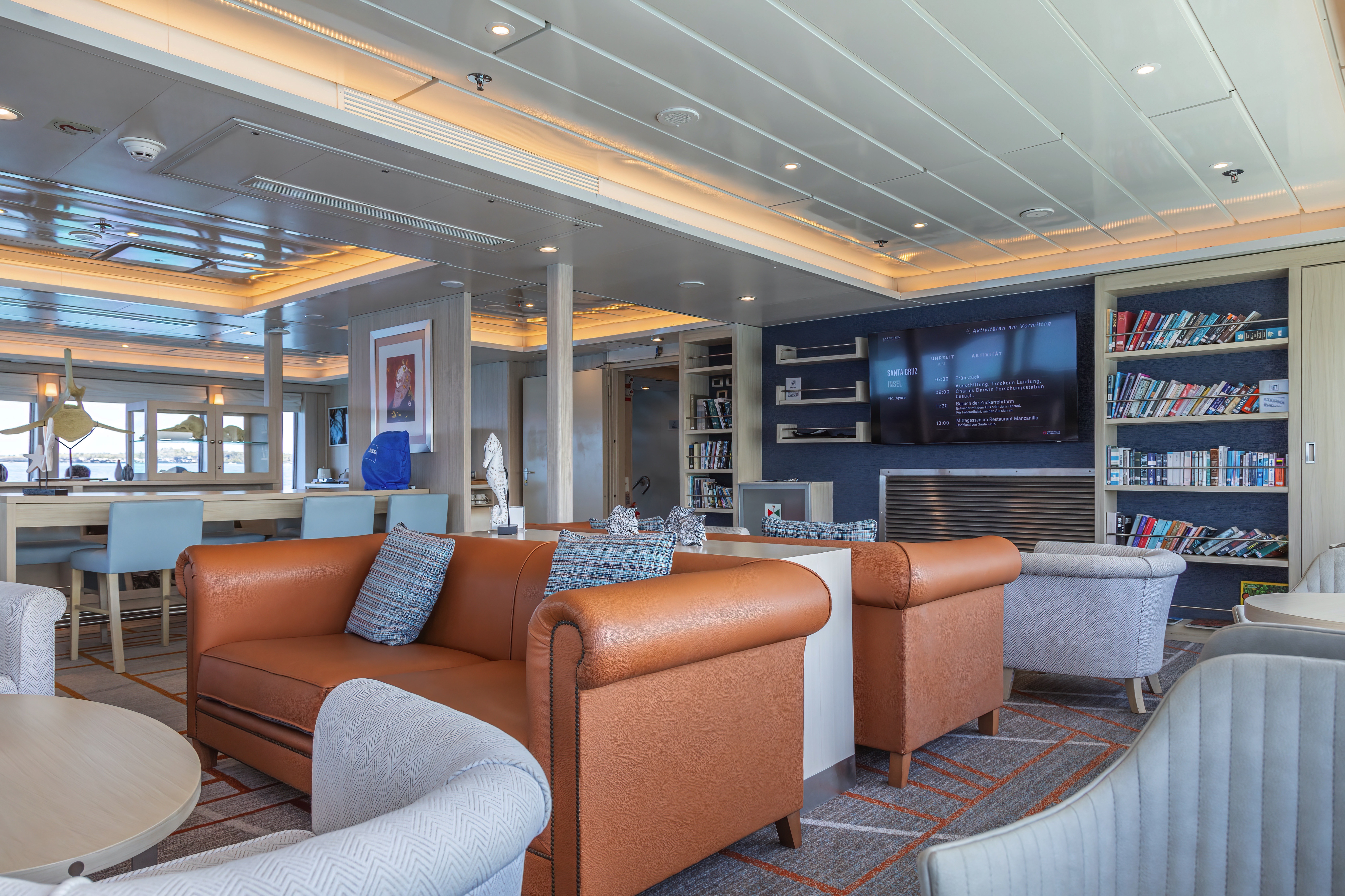 Santa Cruz II - Expedition Lounge & Bar with Science Corner and Library